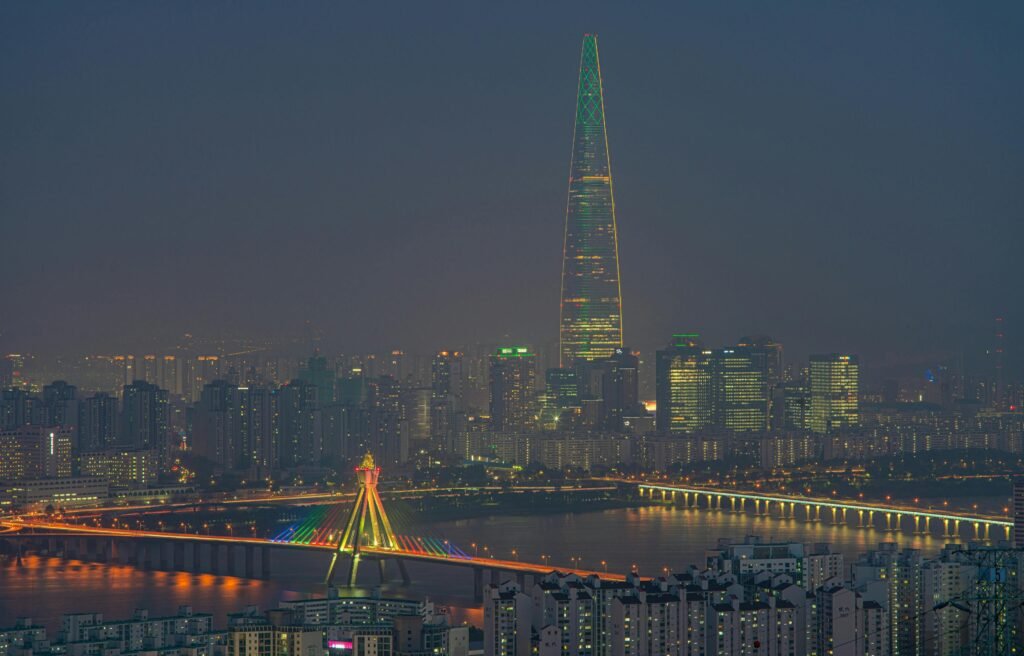 image-seoul-cityscapern Seoul cityscape with traditional palace in foreground